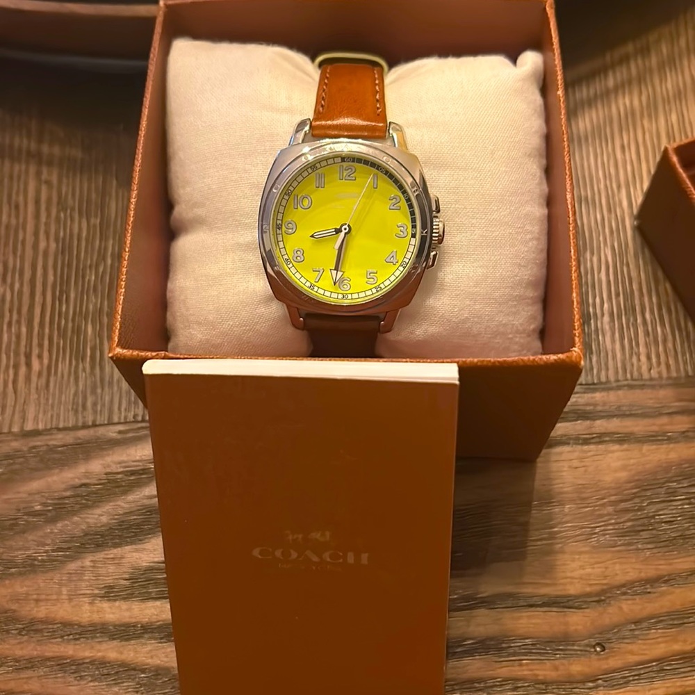 Coach Boyfriend NeonGreen Dial Brown
Leather Strap